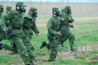 筑牢生命防線 解析士兵防生化武器實(shí)戰(zhàn)訓(xùn)練與防毒面具的關(guān)鍵作用
